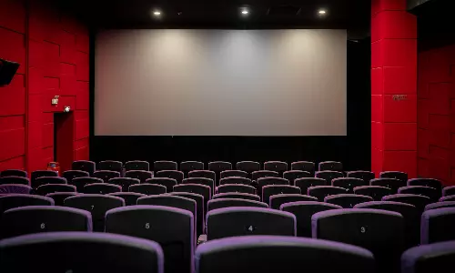 ഞായറാഴ്ചകളിൽ പ്രവർത്തനം തടഞ്ഞ ഉത്തരവ്; തിയറ്റർ ഉടമകൾ ഹൈക്കോടതിയിൽ