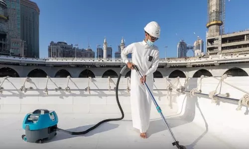 വിശുദ്ധ കഅബയും മേല്ക്കൂരയും അണുവിമുക്തമാക്കി വിശുദ്ധ കഅബയും മേല്ക്കൂരയും അണുവിമുക്തമാക്കി