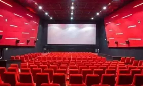 ഞായറാഴ്ചകളിൽ തിയറ്ററുകളുടെ പ്രവർത്തനം തടഞ്ഞ സർക്കാർ ഉത്തരവ് സ്റ്റേ ചെയ്യാനാകില്ല: ഹൈക്കോടതി