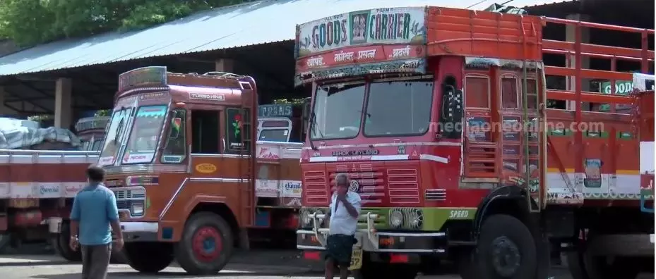 കോവിഡ് നെഗറ്റീവ് സർട്ടിഫിക്കറ്റിന്റെ പേരിൽ കർണാടക അതിർത്തിയിൽ ചരക്ക് വാഹനങ്ങൾ തടയുന്നു കോവിഡ് നെഗറ്റീവ് സർട്ടിഫിക്കറ്റിന്റെ പേരിൽ കർണാടക അതിർത്തിയിൽ ചരക്ക് വാഹനങ്ങൾ തടയുന്നു