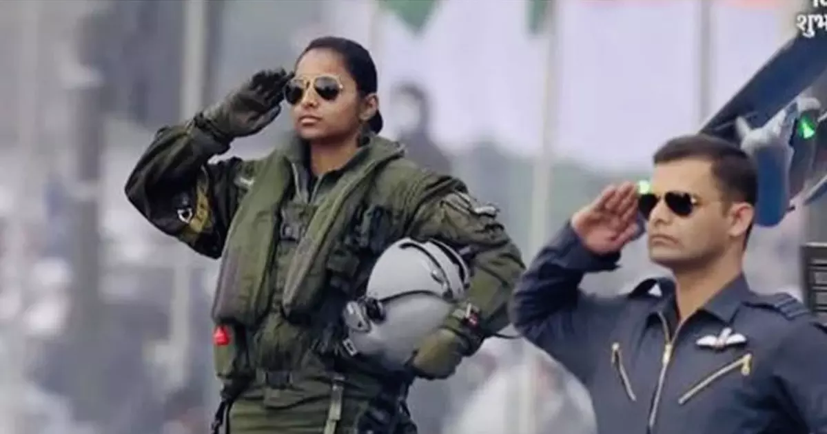ഇന്ത്യയുടെ ആദ്യ വനിതാ റഫേൽ പൈലറ്റ് ശിവാനി സിങ് റിപബ്ലിക് ഡേ വ്യോമസേന ടാബ്ലോയിൽ