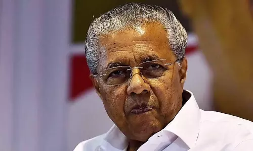 കണ്ണൂരിൽ മുഖ്യമന്ത്രിയെ യുവമോർച്ച പ്രവർത്തകർ കരിങ്കൊടി കാണിച്ചു