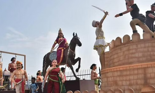 കേന്ദ്രം വെട്ടിയ ടാബ്ലോ ആഘോഷമാക്കി തമിഴ്നാട്; വേറിട്ട പോരാട്ടവുമായി സ്റ്റാലിന് കേന്ദ്രം വെട്ടിയ ടാബ്ലോ ആഘോഷമാക്കി തമിഴ്നാട്; വേറിട്ട പോരാട്ടവുമായി സ്റ്റാലിന്