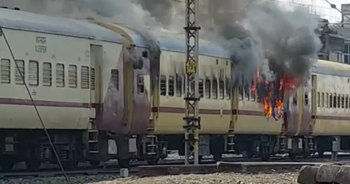 ബിഹാറില്‍ ഉദ്യോഗാര്‍ഥികള്‍ അക്രമാസക്തരായി; ട്രെയിനിന് തീയിട്ടു