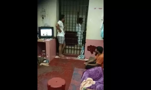 ടിവിയും സോഫയും ഫോണും;സ്ഥിരം കുറ്റവാളിക്ക് ജയിലിനുള്ളിൽ സുഖവാസം ടിവിയും സോഫയും ഫോണും;സ്ഥിരം കുറ്റവാളിക്ക് ജയിലിനുള്ളിൽ സുഖവാസം