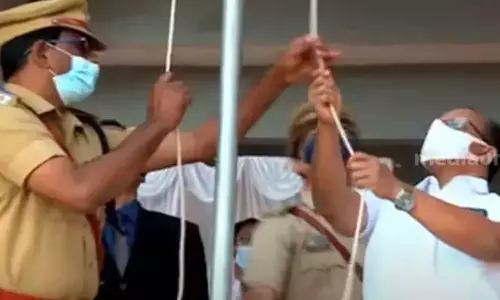 ദേശീയ പതാക തല കീഴായി ഉയർത്തിയ സംഭവം; പൊലീസുകാർക്ക് വീഴ്ച സംഭവിച്ചതായി റിപ്പോർട്ട്