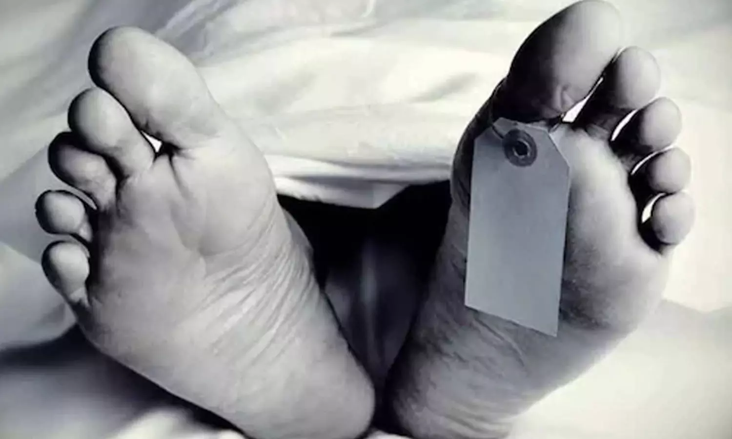 കോവിഡ് ബാധിച്ച് മരിച്ചയാളുടെ മൃതദേഹം മാറിനൽകി; ജീവനക്കാർക്കെതിരെ നടപടി കോവിഡ് ബാധിച്ച് മരിച്ചയാളുടെ മൃതദേഹം മാറിനൽകി; ജീവനക്കാർക്കെതിരെ നടപടി