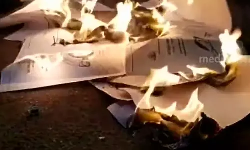 കെ റെയിൽ; കോഴിക്കോട് ഡിപിആര് പകർപ്പ് കത്തിച്ചു കെ റെയിൽ; കോഴിക്കോട് ഡിപിആര് പകർപ്പ് കത്തിച്ചു