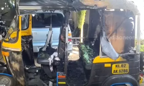 വീട്ടുമുറ്റത്ത് നിർത്തിയിട്ടിരുന്ന ഓട്ടോയ്ക്ക് സാമൂഹ്യ വിരുദ്ധർ തീ വെച്ചു