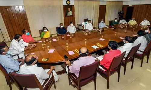 പഞ്ചായത്തുകൾ കേന്ദ്രീകരിച്ച് കോവിഡ് പ്രതിരോധം ശക്തമാക്കാൻ മന്ത്രിസഭാ യോഗത്തിൽ തീരുമാനം പഞ്ചായത്തുകൾ കേന്ദ്രീകരിച്ച് കോവിഡ് പ്രതിരോധം ശക്തമാക്കാൻ മന്ത്രിസഭാ യോഗത്തിൽ തീരുമാനം