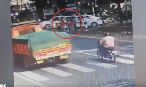 കോഴിക്കോട്ട് കാണാതായ പെണ്കുട്ടികളില് ഒരാള് ബംഗളൂരുവില് കസ്റ്റഡിയില്, അഞ്ചുപേര് രക്ഷപ്പെട്ടു; ഒപ്പമുണ്ടായിരുന്ന രണ്ടു യുവാക്കളും പിടിയില് കോഴിക്കോട്ട് കാണാതായ പെണ്കുട്ടികളില് ഒരാള് ബംഗളൂരുവില് കസ്റ്റഡിയില്, അഞ്ചുപേര് രക്ഷപ്പെട്ടു; ഒപ്പമുണ്ടായിരുന്ന രണ്ടു യുവാക്കളും പിടിയില്