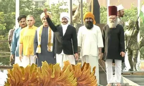 തമിഴ്നാടിന്റെ റിപബ്ലിക്ദിന ടാബ്ലോയിൽ മുസ്ലിം ലീഗ് നേതാവ് ഖാഇദേമില്ലത്തും; സ്റ്റാലിന് നന്ദി പറഞ്ഞ് മുനവ്വറലി തങ്ങൾ തമിഴ്നാടിന്റെ റിപബ്ലിക്ദിന ടാബ്ലോയിൽ മുസ്ലിം ലീഗ് നേതാവ് ഖാഇദേമില്ലത്തും; സ്റ്റാലിന് നന്ദി പറഞ്ഞ് മുനവ്വറലി തങ്ങൾ