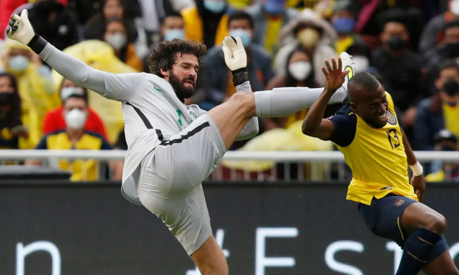 റെഡ് കാർഡുകളുടെ പൂരം; സമനില വഴങ്ങി ബ്രസീൽ റെഡ് കാർഡുകളുടെ പൂരം; സമനില വഴങ്ങി ബ്രസീൽ