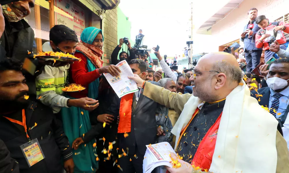 മാസ്‌കിടാതെ അമിത് ഷാ പ്രചാരണത്തിൽ; കേസെടുക്കാത്തതെന്തെന്ന് ചോദ്യം