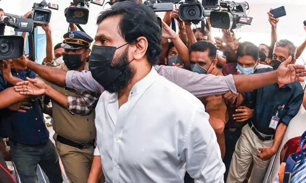 കോടതിയിൽ ഫോൺ നൽകുന്നതിന് എന്താണ് തടസ്സം; ദിലീപിനോട് ഹൈക്കോടതി