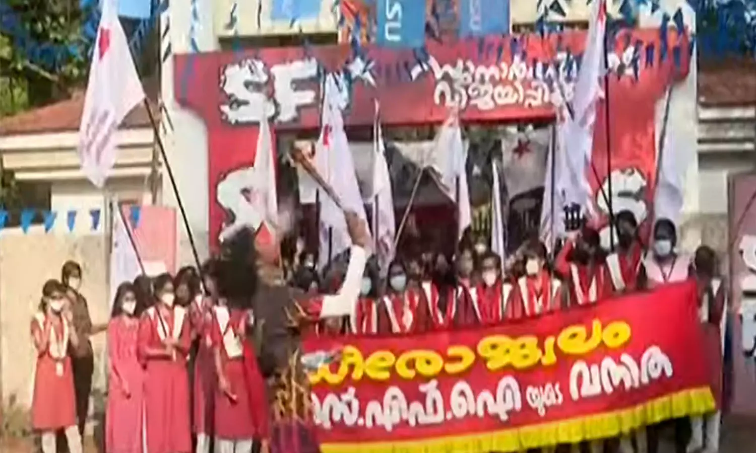 കണ്ണൂര് സര്വകലാശാലയില് കോവിഡ് മാനദണ്ഡങ്ങള് ലംഘിച്ച് എസ് എഫ് ഐയുടെ വിജയാഘോഷം കണ്ണൂര് സര്വകലാശാലയില് കോവിഡ് മാനദണ്ഡങ്ങള് ലംഘിച്ച് എസ് എഫ് ഐയുടെ വിജയാഘോഷം