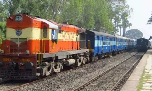 ആലുവയില്‍ ഗുഡ്സ് ട്രെയിന്‍ പാളം തെറ്റി; 5 ട്രെയിനുകൾ റദ്ദാക്കി