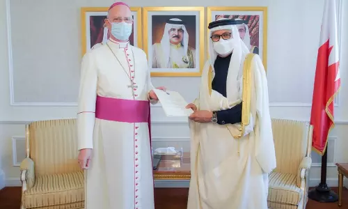 ബഹ്റൈൻ രാജാവിനുള്ള വത്തിക്കാൻ പോപ്പിന്റെ സന്ദേശം മന്ത്രി ഏറ്റുവാങ്ങി ബഹ്റൈൻ രാജാവിനുള്ള വത്തിക്കാൻ പോപ്പിന്റെ സന്ദേശം മന്ത്രി ഏറ്റുവാങ്ങി
