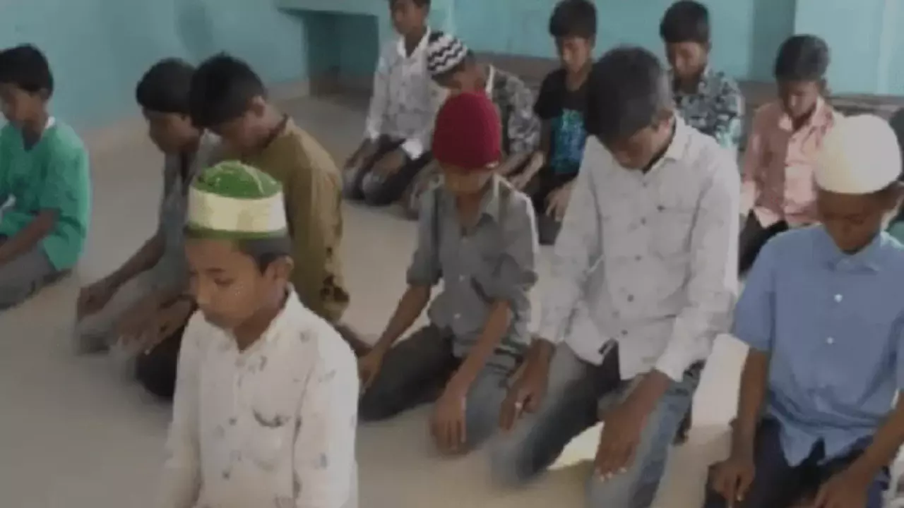 ജുമുഅ നമസ്കരിക്കാന് വിദ്യാര്ഥികള്ക്ക് സ്കൂളില് അനുമതി നല്കിയ പ്രധാന അധ്യാപികയെ സസ്പെന്ഡ് ചെയ്തു ജുമുഅ നമസ്കരിക്കാന് വിദ്യാര്ഥികള്ക്ക് സ്കൂളില് അനുമതി നല്കിയ പ്രധാന അധ്യാപികയെ സസ്പെന്ഡ് ചെയ്തു