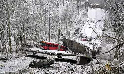 ജോബൈഡന്‍ സന്ദര്‍ശിക്കാനിരിക്കെ പിറ്റ്സ്ബര്‍ഗില്‍ പാലം തകര്‍ന്നു വീണു