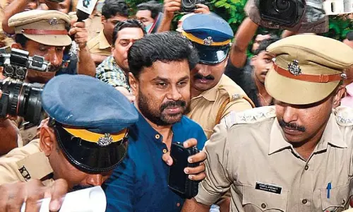 ദിലീപ് ഫോൺ കൈമാറണം; അന്ത്യശാസനവുമായി ഹൈക്കോടതി ദിലീപ് ഫോൺ കൈമാറണം; അന്ത്യശാസനവുമായി ഹൈക്കോടതി