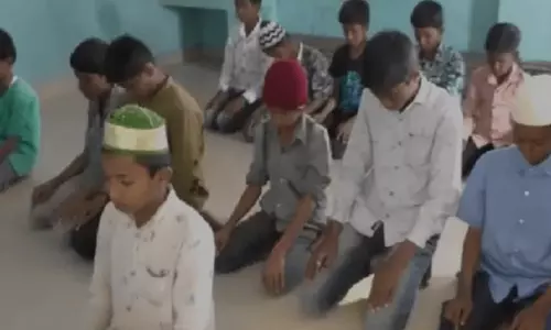 ജുമുഅ നമസ്കരിക്കാന് വിദ്യാര്ഥികള്ക്ക് സ്കൂളില് അനുമതി നല്കിയ പ്രധാന അധ്യാപികയെ സസ്പെന്ഡ് ചെയ്തു ജുമുഅ നമസ്കരിക്കാന് വിദ്യാര്ഥികള്ക്ക് സ്കൂളില് അനുമതി നല്കിയ പ്രധാന അധ്യാപികയെ സസ്പെന്ഡ് ചെയ്തു