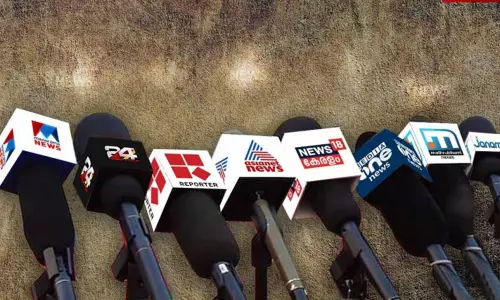 പ്രതി രക്ഷപ്പെട്ട സംഭവം: മാധ്യമ പ്രവർത്തകർക്ക് നേരെ സി.പി.എം പ്രവർത്തകരുടെ കയ്യേറ്റ ശ്രമം പ്രതി രക്ഷപ്പെട്ട സംഭവം: മാധ്യമ പ്രവർത്തകർക്ക് നേരെ സി.പി.എം പ്രവർത്തകരുടെ കയ്യേറ്റ ശ്രമം