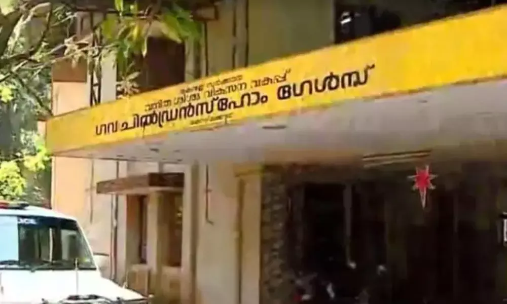 ചിൽഡ്രൻസ് ഹോം കേസ്: പെൺകുട്ടികളിലൊരാൾ കൈ ഞരമ്പു മുറിച്ച് ആത്മഹത്യക്ക് ശ്രമിച്ചു ചിൽഡ്രൻസ് ഹോം കേസ്: പെൺകുട്ടികളിലൊരാൾ കൈ ഞരമ്പു മുറിച്ച് ആത്മഹത്യക്ക് ശ്രമിച്ചു