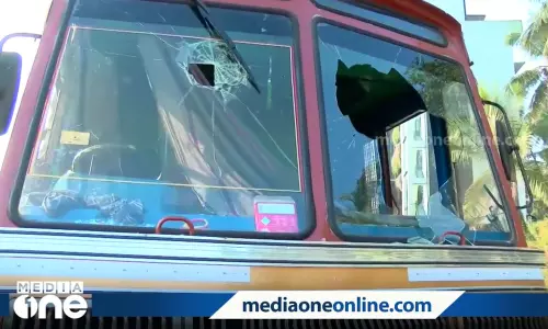 കോഴിക്കോട്ട് ബിവറേജസ് ലോറിക്ക് നേരെ ആക്രമണം