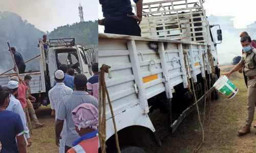 കോഴിക്കോട് വൈക്കോലുമായി വന്ന ലോറിക്ക് തീപിടിച്ചു