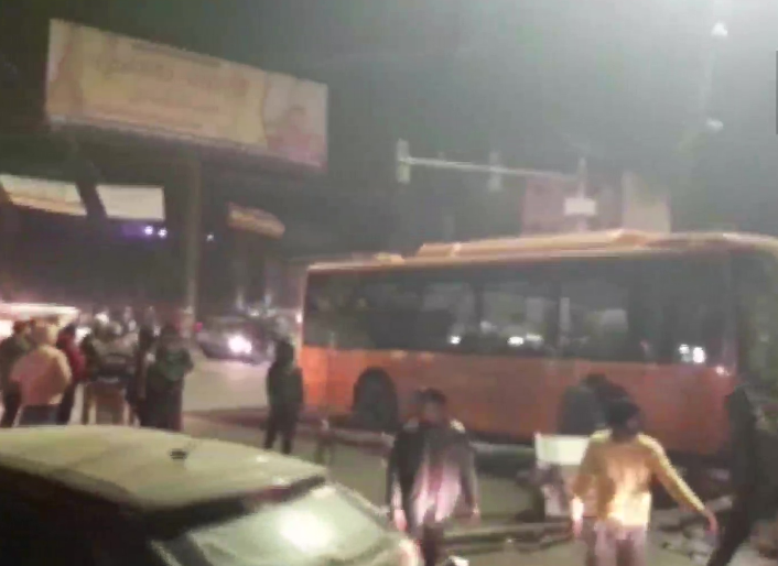 കാൺപൂരിൽ ഇലക്ട്രിക് ബസ് നിയന്ത്രണം വിട്ടു കാല്‍നട യാത്രക്കാര്‍ക്കിടയിലേക്ക് പാഞ്ഞുകയറി; ആറു മരണം
