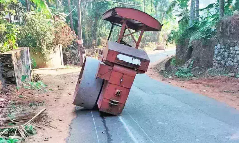 കോഴിക്കോട് ഓടികൊണ്ടിരുന്ന റോഡ് റോളറിന്‍റെ ചക്രം ഊരിത്തെറിച്ചു