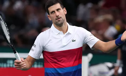 വാക്‌സിനില്ലെങ്കിൽ ട്രോഫിയുമില്ല; ജോക്കോവിച്ചിനെ ട്രോളി പുനെ പൊലീസ്