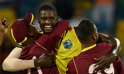 അന്ന് വഴങ്ങിയത് നാല് പന്തില്‍ നാല് സിക്സര്‍, ഇന്ന് നാല് പന്തില്‍ നാലുവിക്കറ്റ്; വീരനായകനായി ഹോള്‍ഡര്‍