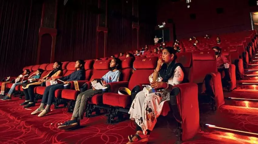 തിയേറ്ററുകൾ തുറക്കാനാകില്ലെന്ന് സർക്കാർ ഹൈക്കോടതിയിൽ തിയേറ്ററുകൾ തുറക്കാനാകില്ലെന്ന് സർക്കാർ ഹൈക്കോടതിയിൽ