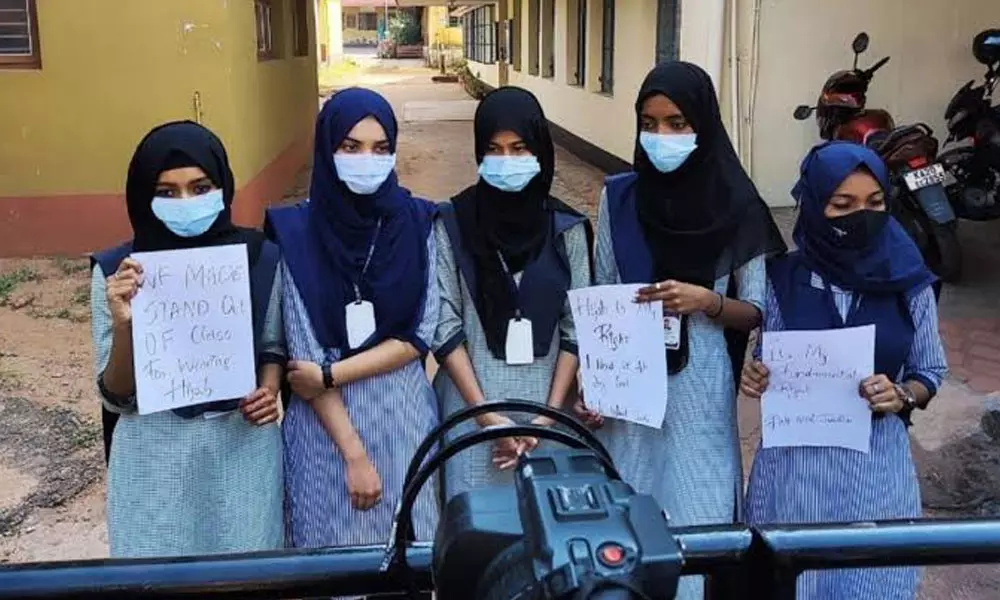 ഹിജാബ് ധരിക്കുന്നത് മൗലികാവകാശം ; ഹൈക്കോടതിയെ സമീപിച്ച് വിദ്യാർഥിനി ഹിജാബ് ധരിക്കുന്നത് മൗലികാവകാശം ; ഹൈക്കോടതിയെ സമീപിച്ച് വിദ്യാർഥിനി