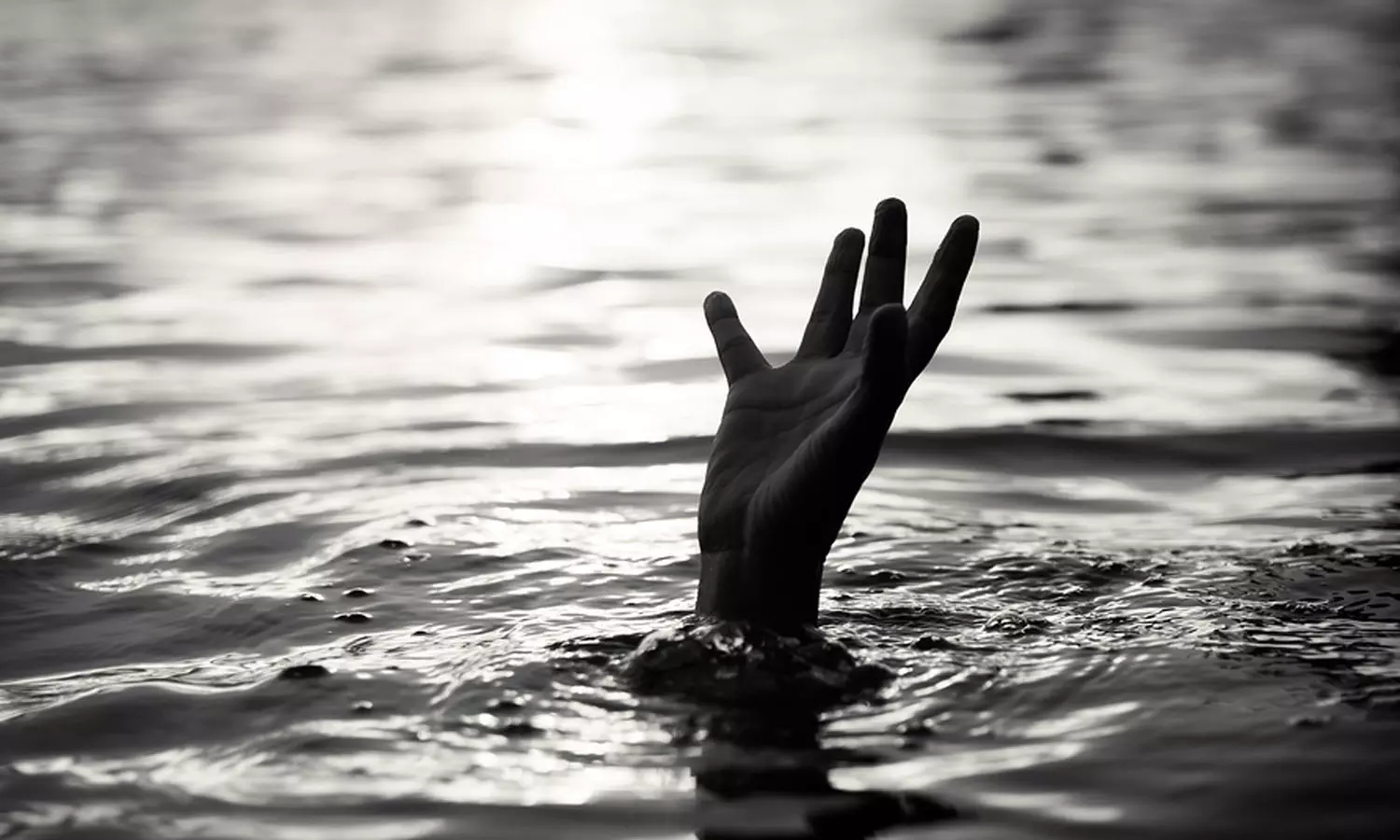 തൃശൂരിൽ ഒഴുക്കിൽപ്പെട്ട വിദ്യാർത്ഥികളിൽ ഒരാൾ മരിച്ചു തൃശൂരിൽ ഒഴുക്കിൽപ്പെട്ട വിദ്യാർത്ഥികളിൽ ഒരാൾ മരിച്ചു