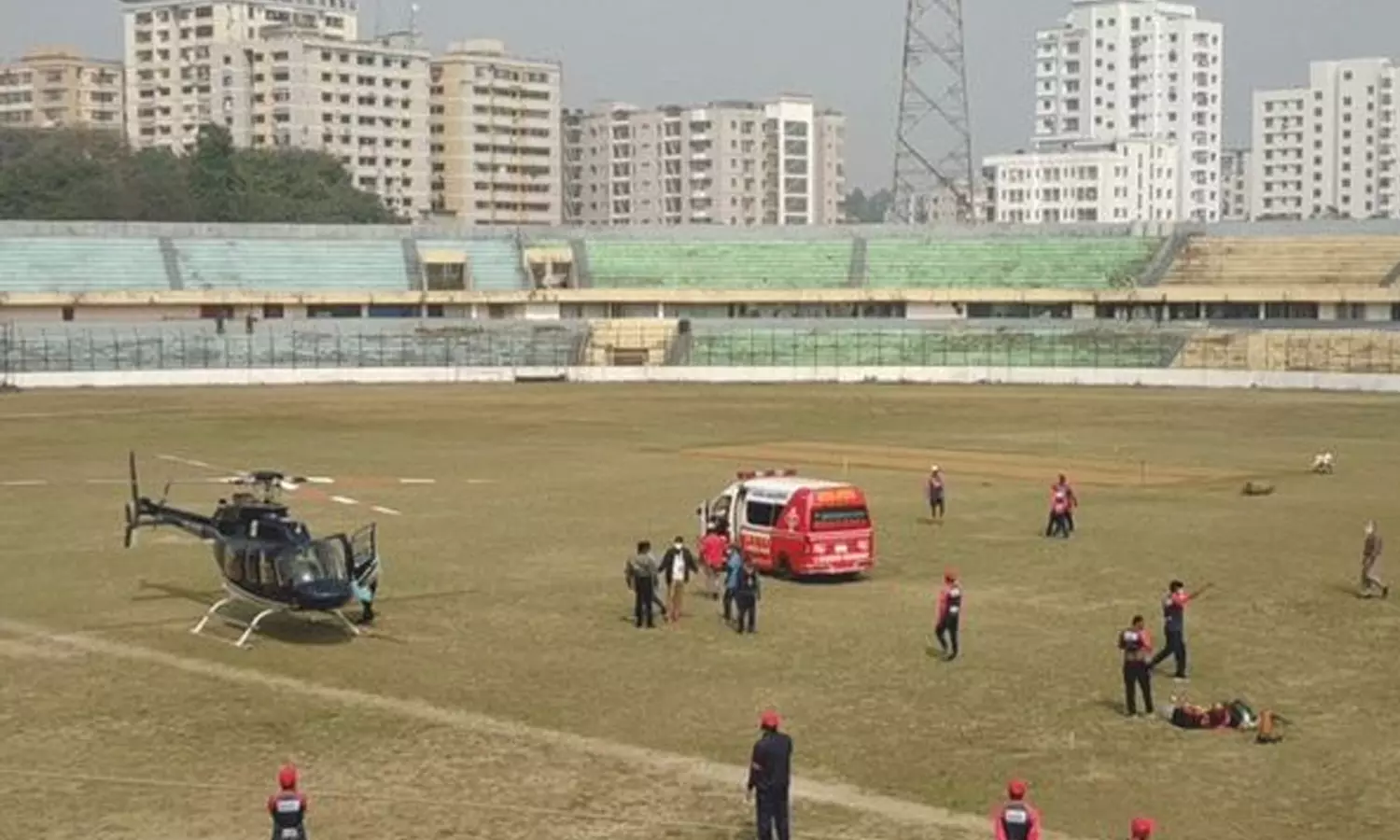 പരിശീലനത്തിനിടെ ഗ്രൗണ്ടിൽ ഹെലികോപ്ടർ: അന്തംവിട്ട് റസലും തമീം ഇഖ്ബാലും, വിശദീകരണം