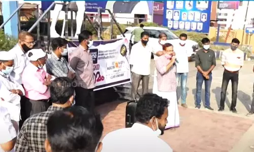 മീഡിയവണിന് ഐക്യദാർഢ്യവുമായി പാലക്കാട് ജില്ലയിലെ വിവിധ ഇടങ്ങളിൽ പ്രതിഷേധ പ്രകടനം