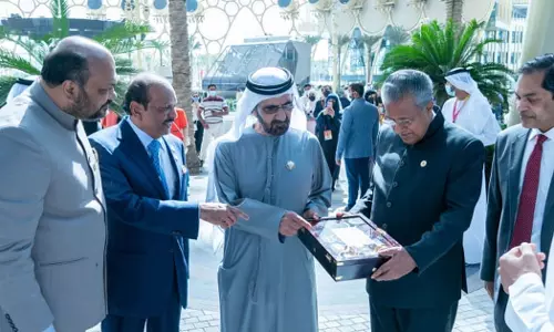 മുഖ്യമന്ത്രിക്ക് ദുബൈ ഭരണാധികാരിയുടെ ഊഷ്മള സ്വീകരണം