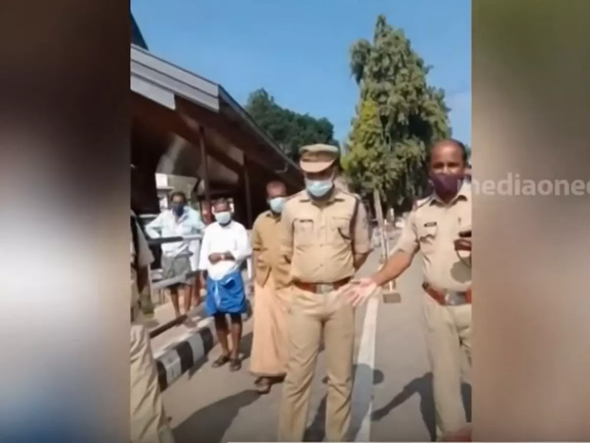 വയനാട്ടിൽ കോവിഡ് ടെസ്റ്റിന് പോയ യുവതിയെയും മകനെയും പൊലീസ് തടഞ്ഞുവെച്ച് മർദിച്ചെന്ന് പരാതി വയനാട്ടിൽ കോവിഡ് ടെസ്റ്റിന് പോയ യുവതിയെയും മകനെയും പൊലീസ് തടഞ്ഞുവെച്ച് മർദിച്ചെന്ന് പരാതി