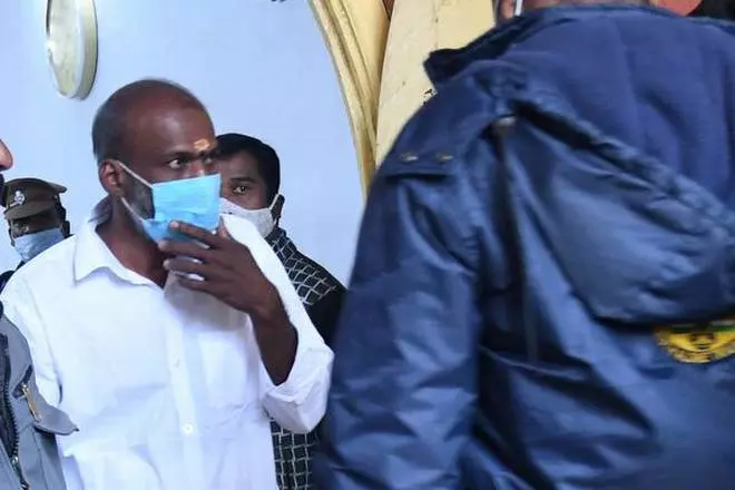 ജാമ്യം റദ്ദാക്കണം; ജയിലില് തിരിച്ചെത്തിക്കണമെന്ന് ആവശ്യപ്പെട്ട് കൊലക്കേസ് പ്രതി കോടതിയില് ജാമ്യം റദ്ദാക്കണം; ജയിലില് തിരിച്ചെത്തിക്കണമെന്ന് ആവശ്യപ്പെട്ട് കൊലക്കേസ് പ്രതി കോടതിയില്