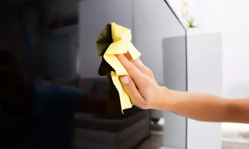 ടിവി സ്‌ക്രീൻ വൃത്തിയാക്കുമ്പോൾ മറക്കരുത് ഈ ആറുകാര്യങ്ങൾ