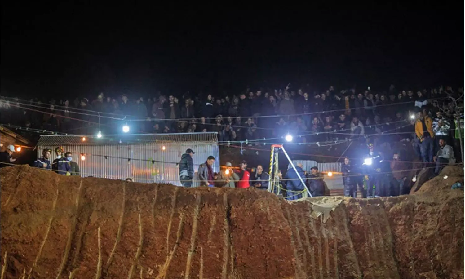 മൊറോക്കോയിൽ ദിവസങ്ങളായി കിണറ്റിൽ കുടുങ്ങിയ അഞ്ചു വയസ്സുകാരനായുള്ള രക്ഷാപ്രവർത്തനം പുരോഗമിക്കുന്നു