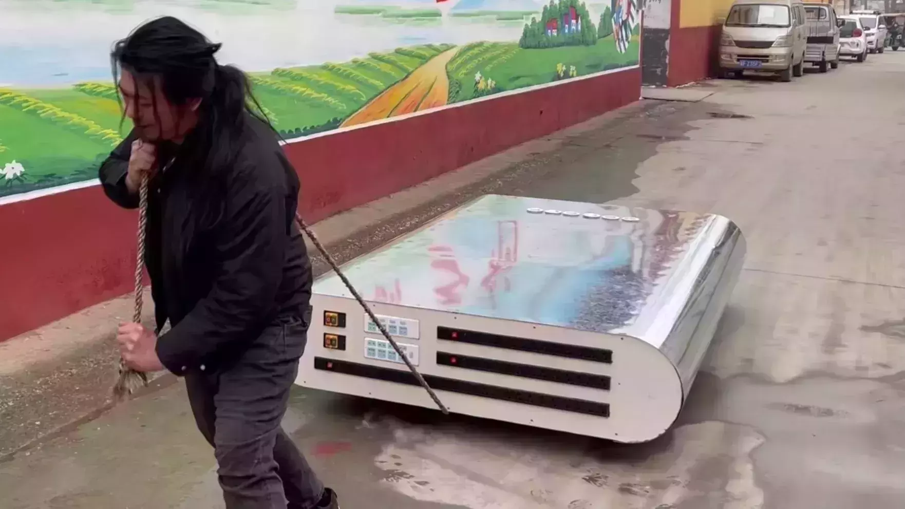 ഫോൺ മാത്രമല്ല, ടിവിയും വാഷിങ് മെഷീനും വരെ  പ്രവർത്തിപ്പിക്കും; ഭീമന്‍ പവര്‍ബാങ്കുമായി ചൈനീസ് യു ട്യൂബര്‍(വീഡിയോ)