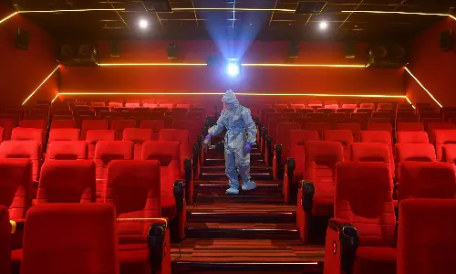 സി കാറ്റഗറി ജില്ലകളിലെ സിനിമാ പ്രദര്‍ശനം: ഹ‍രജി തിങ്കളാഴ്ചത്തേക്ക് മാറ്റി