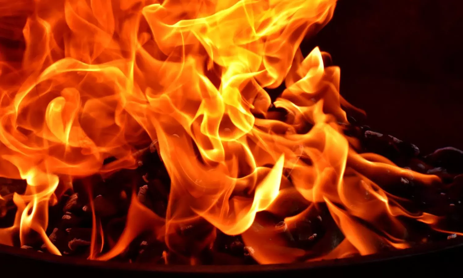 കോഴിക്കോട് കുറ്റ്യാടിയിൽ വൻ തീപിടിത്തം കോഴിക്കോട് കുറ്റ്യാടിയിൽ വൻ തീപിടിത്തം