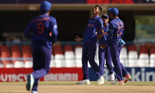 അണ്ടർ 19 ലോകകപ്പ് ഫൈനല്: ഇംഗ്ലണ്ടിന് ബാറ്റിംഗ് തകര്ച്ച അണ്ടർ 19 ലോകകപ്പ് ഫൈനല്: ഇംഗ്ലണ്ടിന് ബാറ്റിംഗ് തകര്ച്ച