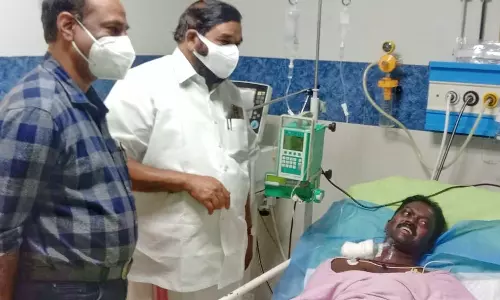 പാമ്പുകളെ പിടിക്കുമ്പോൾ സുരക്ഷാ മുൻകരുതലെടുക്കും; രണ്ട് കാര്യങ്ങളിൽ മന്ത്രിക്ക് ഉറപ്പ് നൽകി വാവ സുരേഷ്