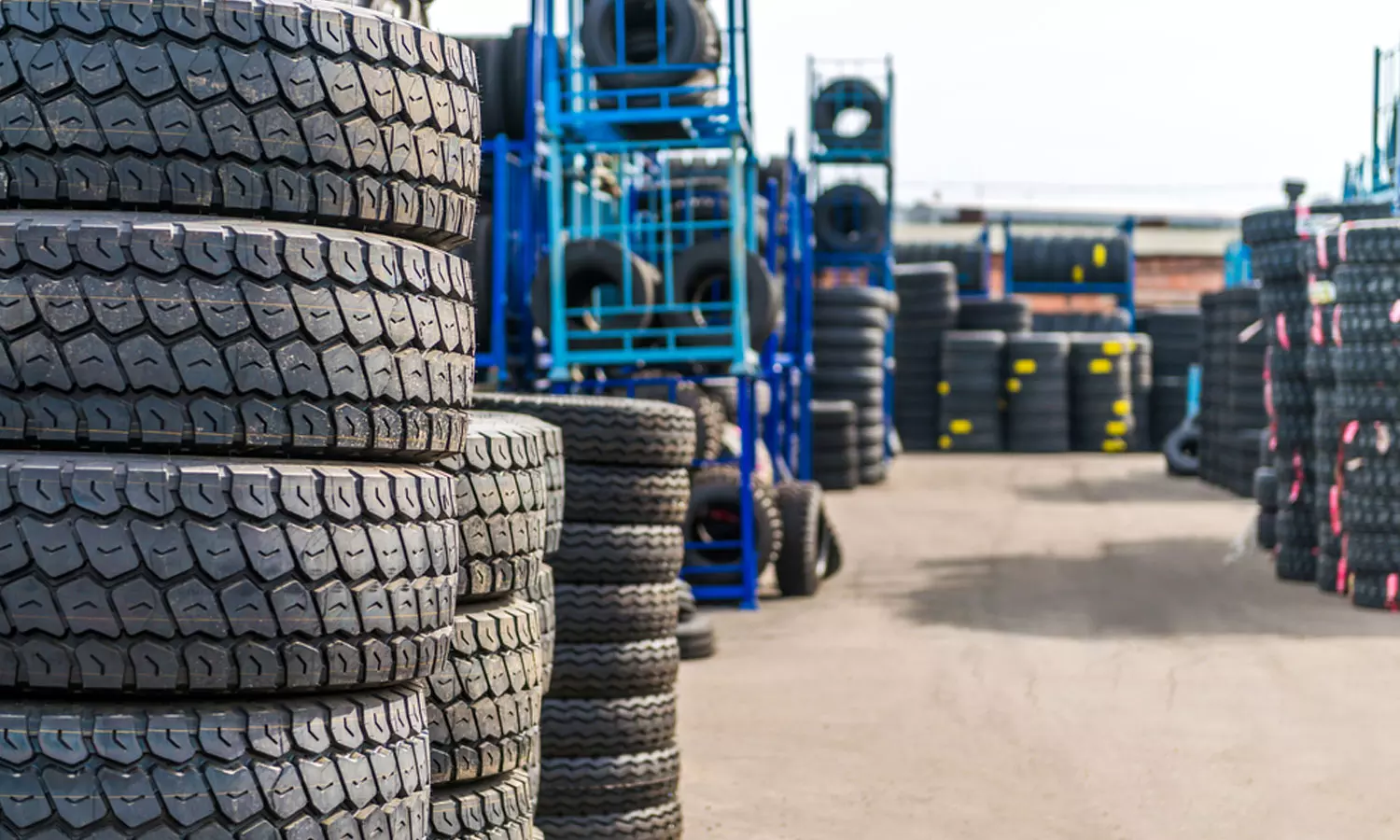 വാഹനം ഏതാണെങ്കിലും ടയർ കറുപ്പായിരിക്കും; കാരണം അറിയാമോ? വാഹനം ഏതാണെങ്കിലും ടയർ കറുപ്പായിരിക്കും; കാരണം അറിയാമോ?